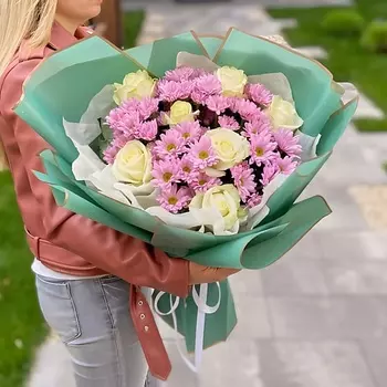 AZALIANOW ЦВЕТЫ. ПОДАРКИ. ДЕКОР Букет из 7 белых роз и 5 розовых хризантем