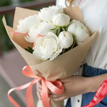 AZALIANOW ЦВЕТЫ. ПОДАРКИ. ДЕКОР Букет из 7 белых пионов в крафте