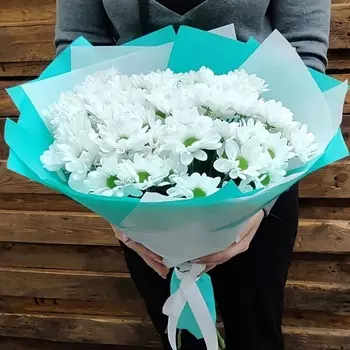 AZALIANOW ЦВЕТЫ. ПОДАРКИ. ДЕКОР Букет из 9 белых хризантем в бирюзовой пленке