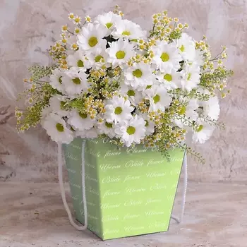 AZALIANOW ЦВЕТЫ. ПОДАРКИ. ДЕКОР Букет из хризантем и ромашек в коробке "Аранжировка"