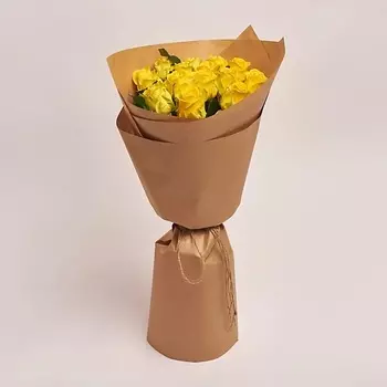 AZALIANOW ЦВЕТЫ. ПОДАРКИ. ДЕКОР Яркий букет из 15 желтых роз в крафт-бумаге