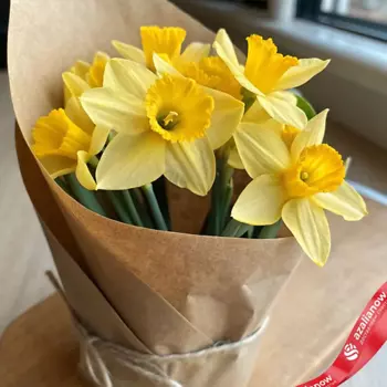 AZALIANOW ЦВЕТЫ. ПОДАРКИ. ДЕКОР Яркий весенний букет из 7 желтых нарциссов в крафте