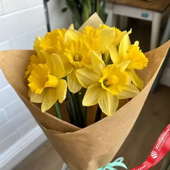 AZALIANOW ЦВЕТЫ. ПОДАРКИ. ДЕКОР Яркий весенний букет из 9 желтых нарциссов в крафте