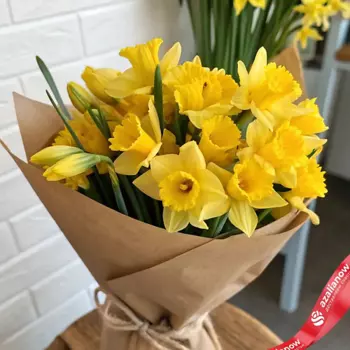 AZALIANOW ЦВЕТЫ. ПОДАРКИ. ДЕКОР Яркий весенний букет из 15 желтых нарциссов в крафте