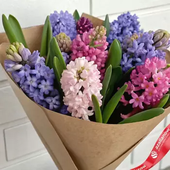 AZALIANOW ЦВЕТЫ. ПОДАРКИ. ДЕКОР Яркий весенний букет из 7 разноцветных гиацинтов в крафте