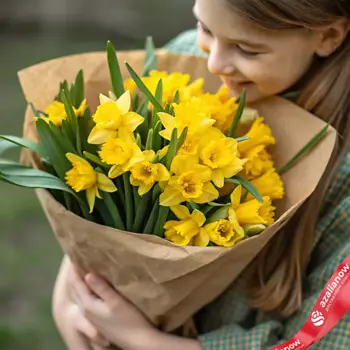 AZALIANOW ЦВЕТЫ. ПОДАРКИ. ДЕКОР Яркий весенний букет из 25 желтых нарциссов в крафте