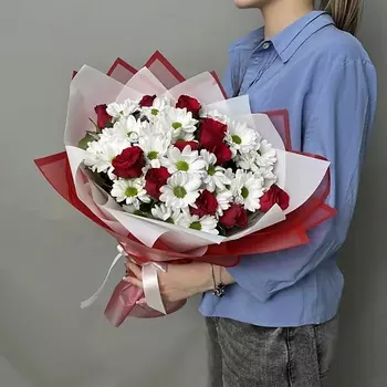 БАЗАЦВЕТОВ24.РУ Букет из 11 красных роз Кения и кустовой белой хризантемой Бакарди