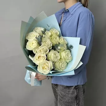 БАЗАЦВЕТОВ24.РУ Букет из 15 белых роз Эквадор 40 см с эвкалиптом в голубой упаковке