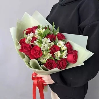 БАЗАЦВЕТОВ24.РУ Букет из 15 красных роз и белых альстромерий в фисташковой упаковке