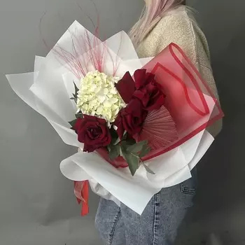 БАЗАЦВЕТОВ24.РУ Букет из 3 премиальных красно-белых роз Эквадор с гвоздикой и лизиантусом
