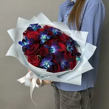 БАЗАЦВЕТОВ24.РУ Букет с 19 красными розами Эквадор и синими орхидеями Дендробиум