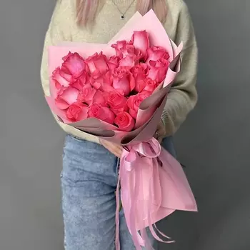 БАЗАЦВЕТОВ24.РУ Стильный букет с 21 розовой розой Эквадор в розовой упаковке