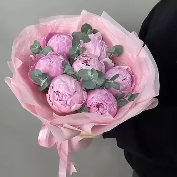 БАЗАЦВЕТОВ24.РУ Стильный букет с 7 розовыми пионами и эвкалиптом в розовой упаковке