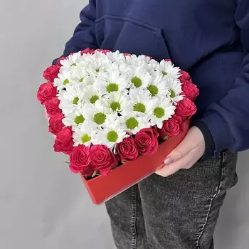 БАЗАЦВЕТОВ24.РУ Яркий букет с 19 розовыми розами и хризантемами в коробке-сердце