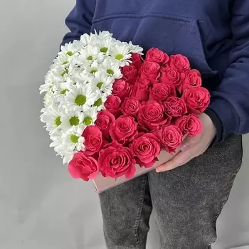 БАЗАЦВЕТОВ24.РУ Яркий букет с 3 хризантемами и розовыми розами в коробке-сердце