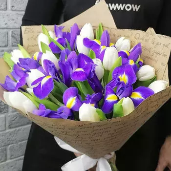 Белые тюльпаны с ирисами