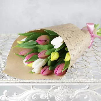 Букет из 15 разноцветных тюльпанов в крафте