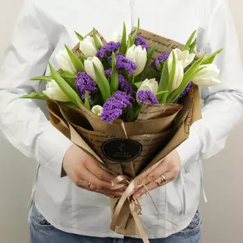 БУКЕТ ИЗ ТЮЛЬПАНОВ И СТАТИЦЫ