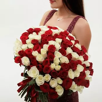 БУКЕТНАЯ ЛАВКА 101 красно-белая роза
