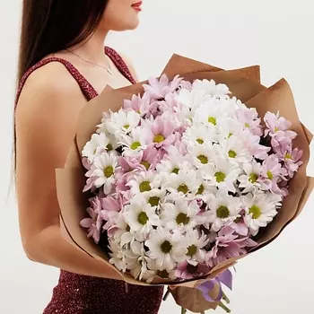 БУКЕТНАЯ ЛАВКА 15 бело-розовых хризантем в крафте