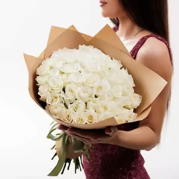 БУКЕТНАЯ ЛАВКА 51 белая роза в крафте