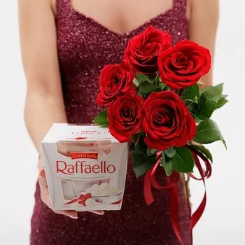 БУКЕТНАЯ ЛАВКА 5 роз и раффаэлло