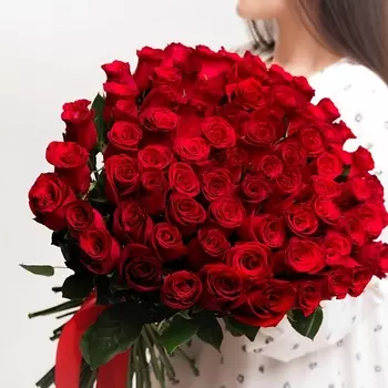 БУКЕТНАЯ ЛАВКА 75 Красных роз