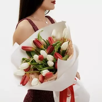 БУКЕТНАЯ ЛАВКА Бело-красный букет тюльпанов