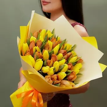 БУКЕТНАЯ ЛАВКА Букет из рыже-желтых тюльпанов