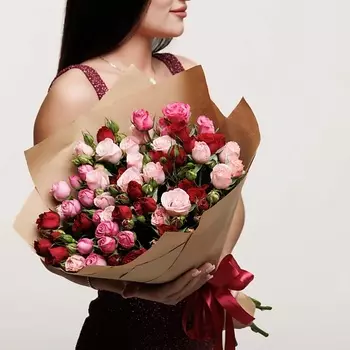 БУКЕТНАЯ ЛАВКА Микс розовых кустовых роз в крафте