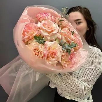 BUTON Французские розы с эвкалиптом в нежной упаковке