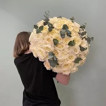 CITY FLOWERS Букет "71 роза Candlelight с эвкалиптом"