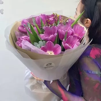 ЦВЕТАЕВА Букет 11 тюльпанов и форзиции