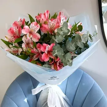 ЦВЕТАЕВА Букет из альстромерии и эвкалипта