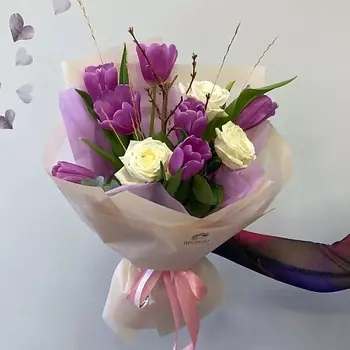 ЦВЕТАЕВА Букет из тюльпанов и белых роз