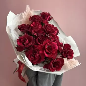 CVETAEVA TOMSK.RU Букет из 15 красных французских роз "Red Panther" с аспарагусом