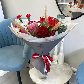 ЦВЕТАЕВА Яркий букет с экзотической протеей