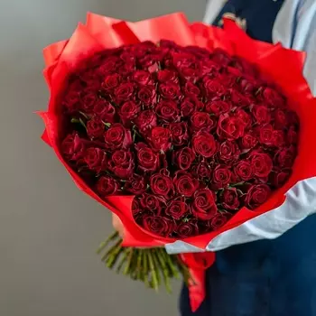 ЦВЕТНИК ЦВЕТЫ И ПОДАРКИ 101 красная роза оформлении