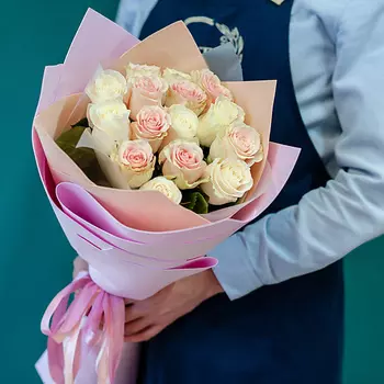 ЦВЕТНИК ЦВЕТЫ И ПОДАРКИ 15 белых и розовых роз Эквадор
