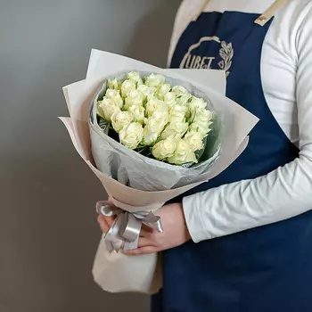 ЦВЕТНИК ЦВЕТЫ И ПОДАРКИ 25 белой кенийской розы в бежевом оформлении