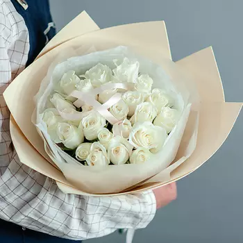 ЦВЕТНИК ЦВЕТЫ И ПОДАРКИ 25 белых кенийских роз в нежном оформлении