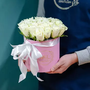 ЦВЕТНИК ЦВЕТЫ И ПОДАРКИ 25 белых роз в шляпной коробке
