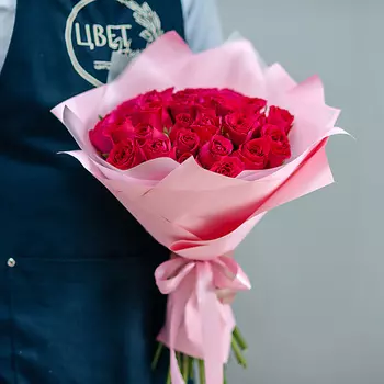 ЦВЕТНИК ЦВЕТЫ И ПОДАРКИ 31 малиновая кенийская роза в оформлении