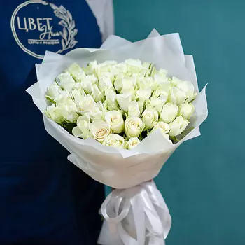 ЦВЕТНИК ЦВЕТЫ И ПОДАРКИ 51 белая кенийская роза в оформлении