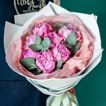 ЦВЕТНИК ЦВЕТЫ И ПОДАРКИ 7 пионов Сара Бернар с эвкалиптом