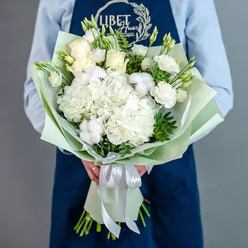 ЦВЕТНИК ЦВЕТЫ И ПОДАРКИ Белый букет с гоортензией и хлопком