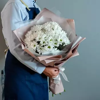 ЦВЕТНИК ЦВЕТЫ И ПОДАРКИ Букет хризантем ромашек размер S