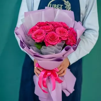 ЦВЕТНИК ЦВЕТЫ И ПОДАРКИ Букет из 11 ярких малиновых роз Эквадор