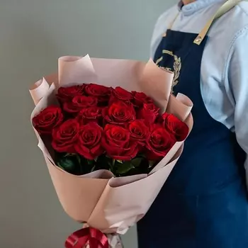 ЦВЕТНИК ЦВЕТЫ И ПОДАРКИ Букет из 15 роз Эквадор в упаковке