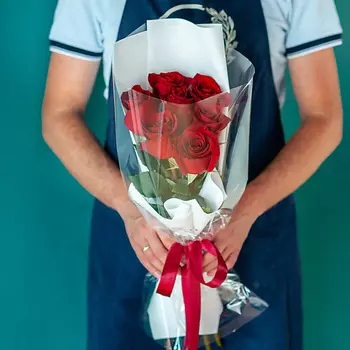 ЦВЕТНИК ЦВЕТЫ И ПОДАРКИ Букет из 7 красных роз Эквадор в оформлении